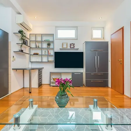 Beachfront Apartment Jesenice  Exterior photo
