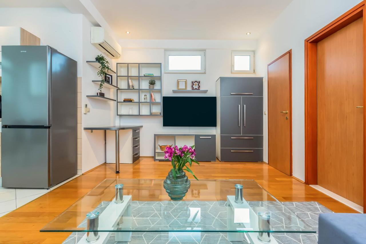 Apartment Beachfront Jesenice (Split-Dalmatia)