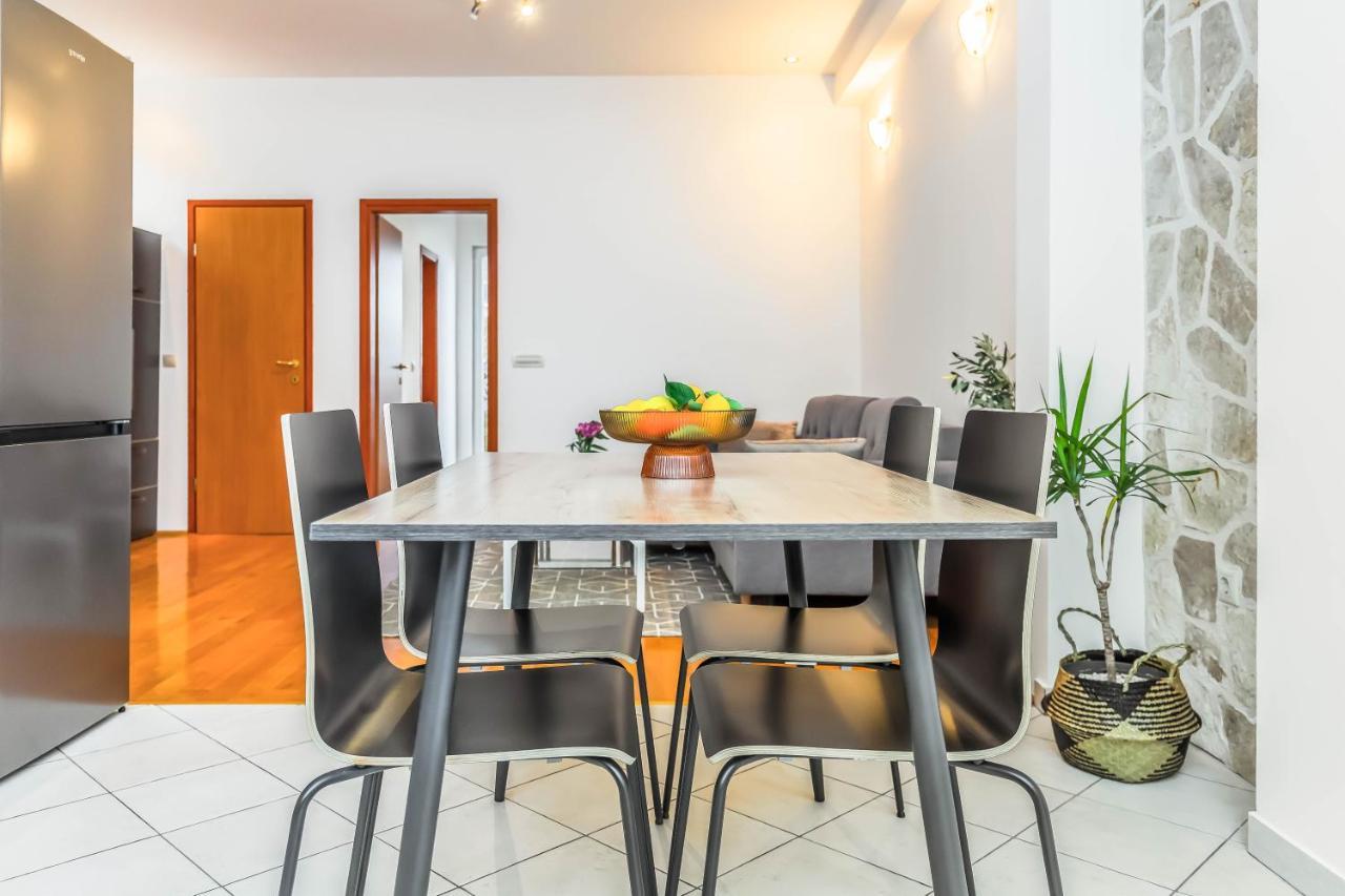 Beachfront Apartment Jesenice (Split-Dalmatia)