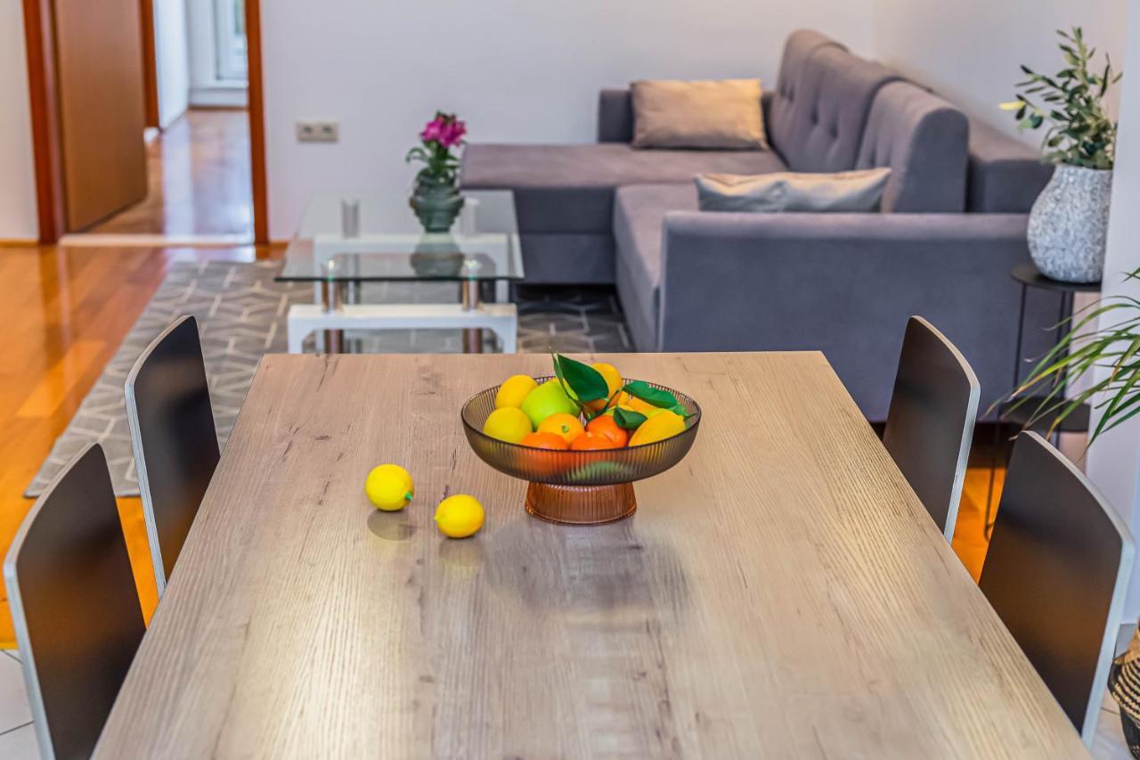 Beachfront Apartment Jesenice (Split-Dalmatia)