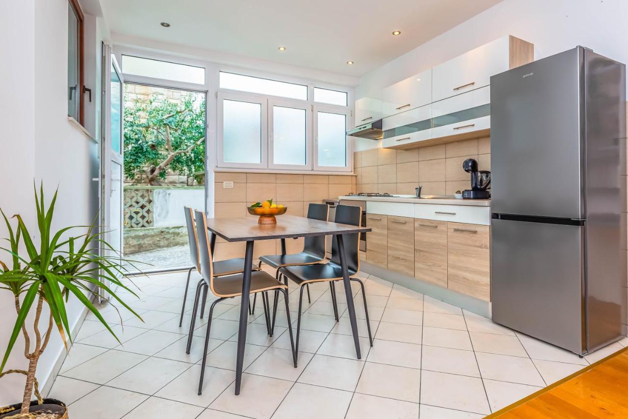 Apartment Beachfront Jesenice (Split-Dalmatia)
